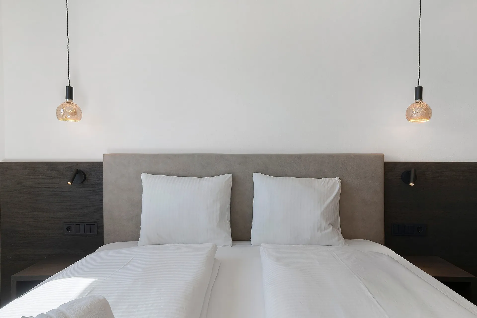 Schlafzimmer mit Doppelbett