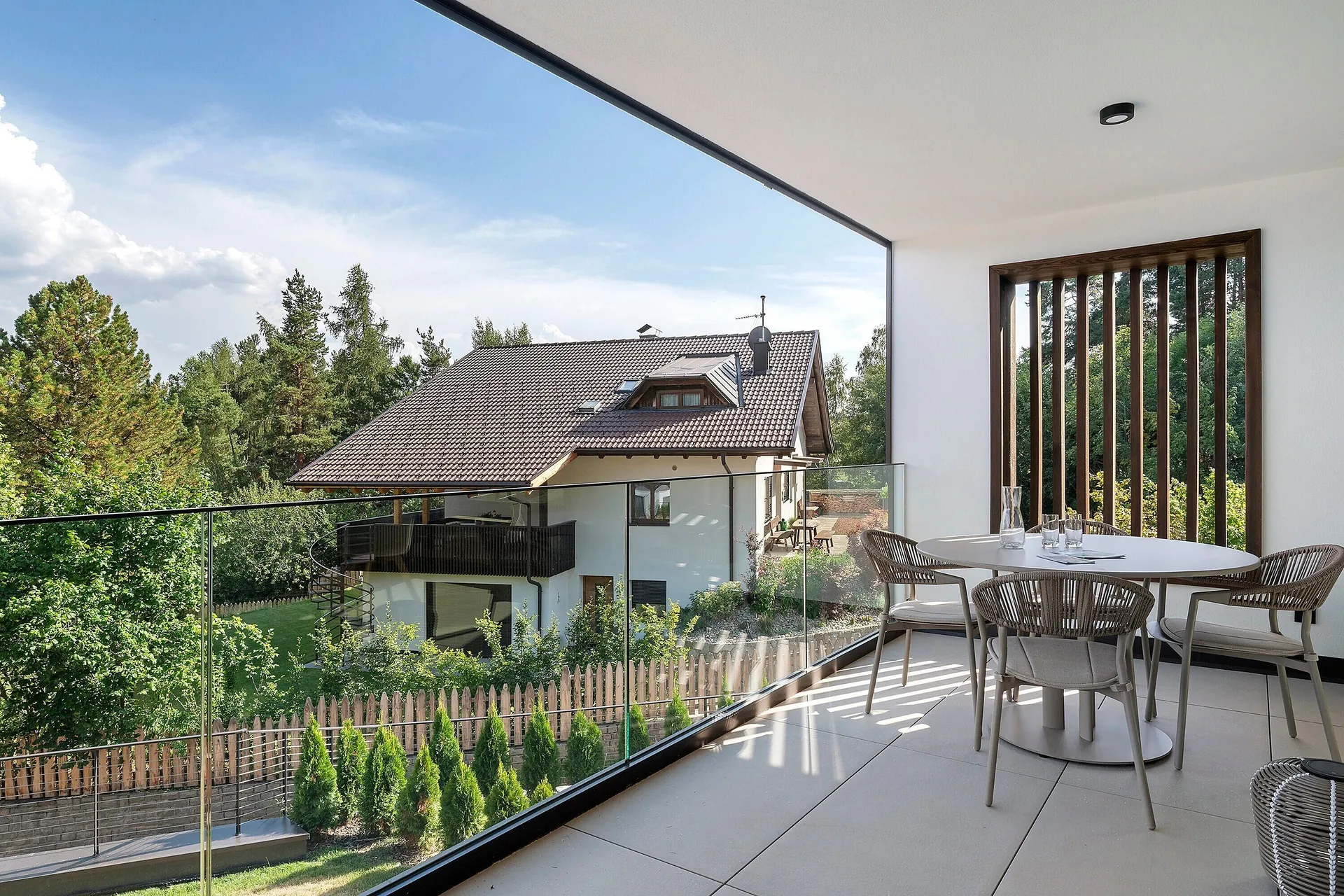 Bildimpression der Villa Aulank – überdachter Balkon