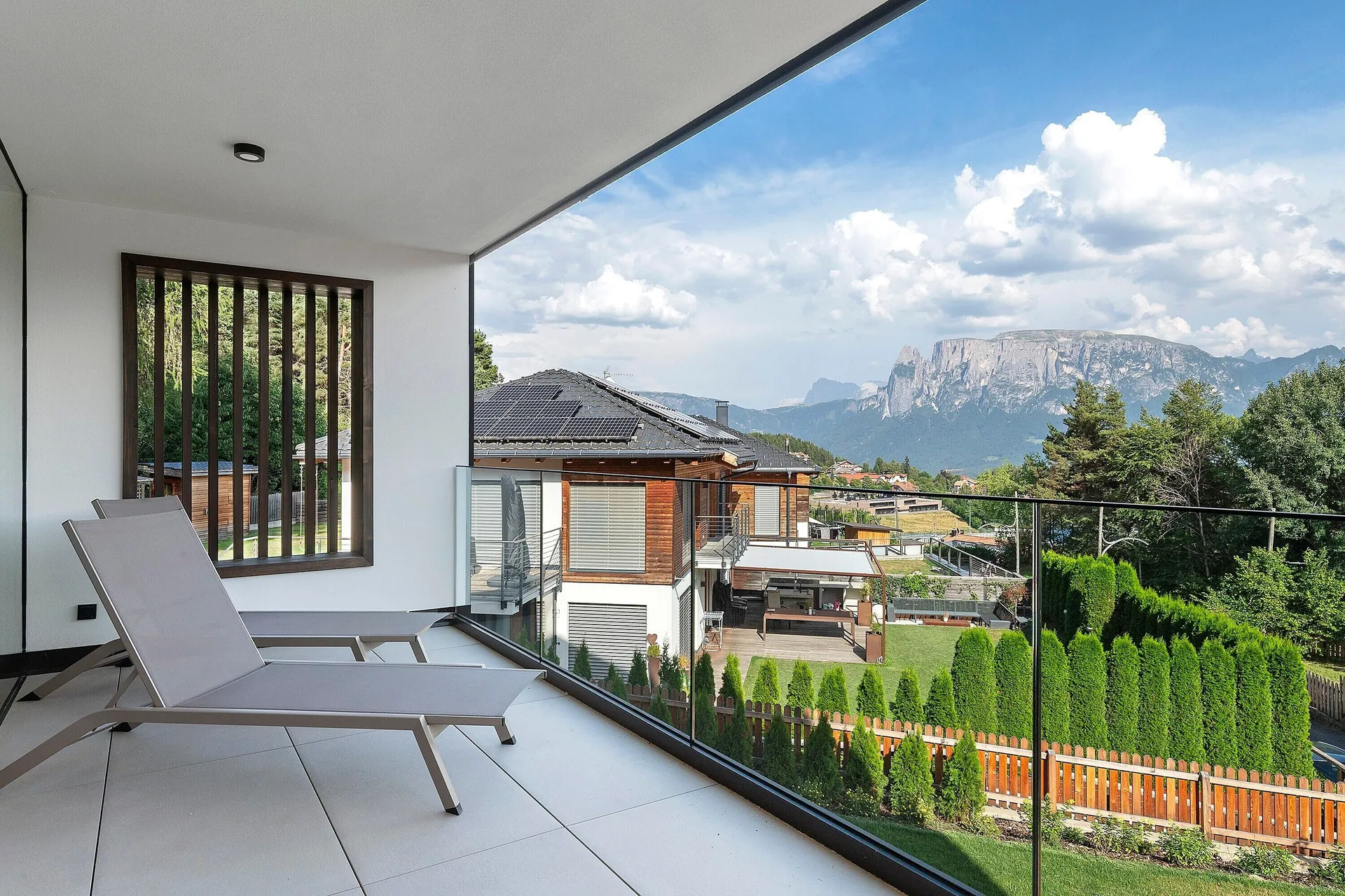 Überdachter Balkon mit Blick auf die Dolomiten